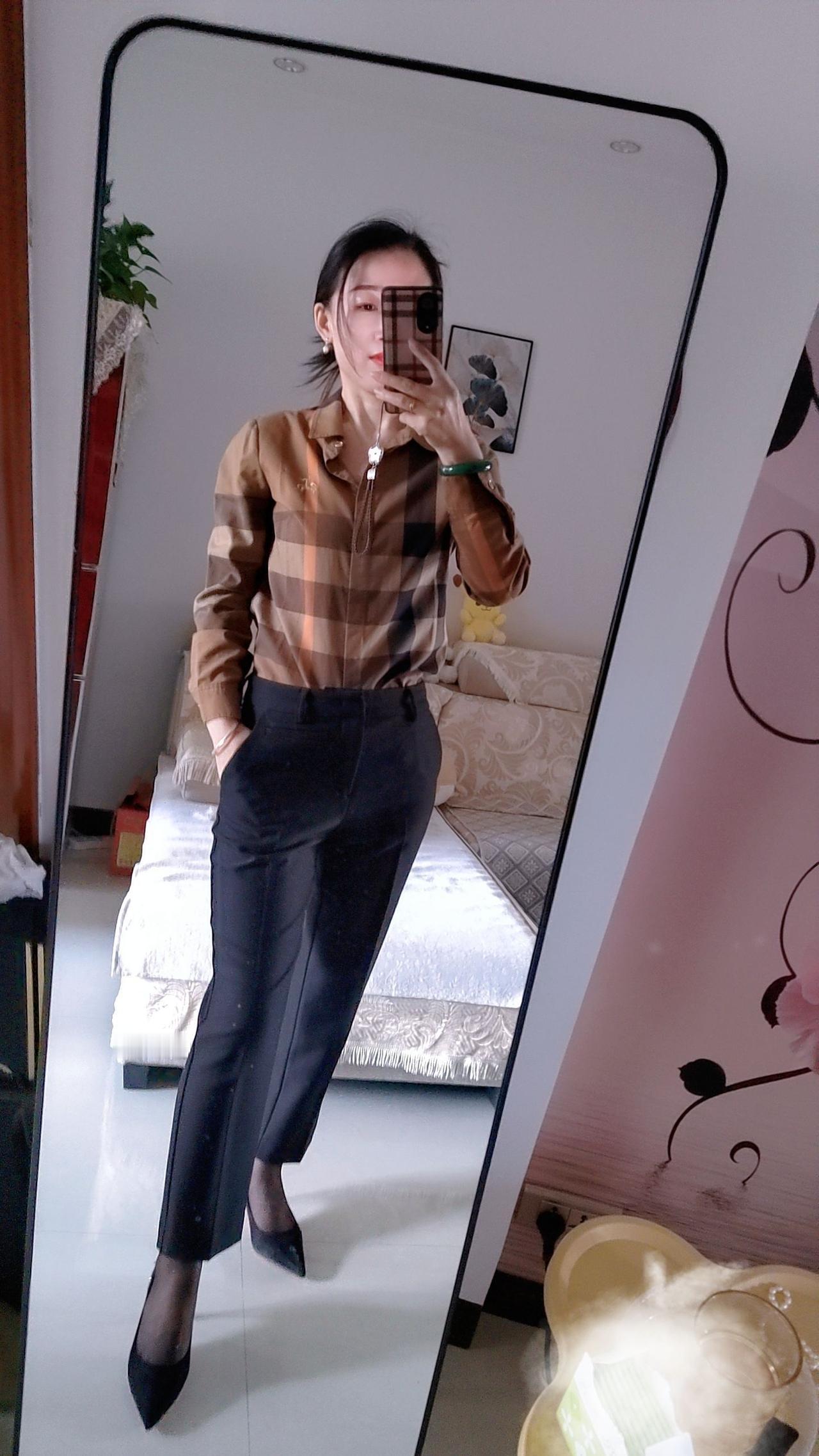 穿格子衫配黑裤，自拍镜子前。