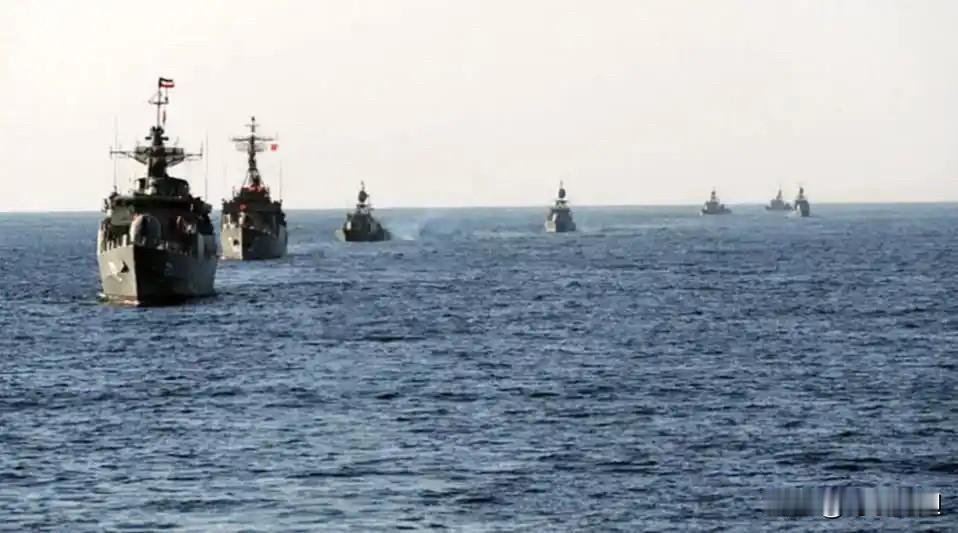 致命封锁！霍尔木兹海峡被堵上，伊朗才醒悟：中伊铁路从不是备选，那条被嫌弃10年的