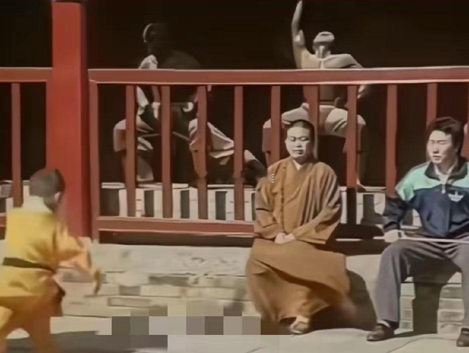 90年代，释小龙拜师释永信时的一幕当年的释永信大师对他非常器重并夸他有出息释永信