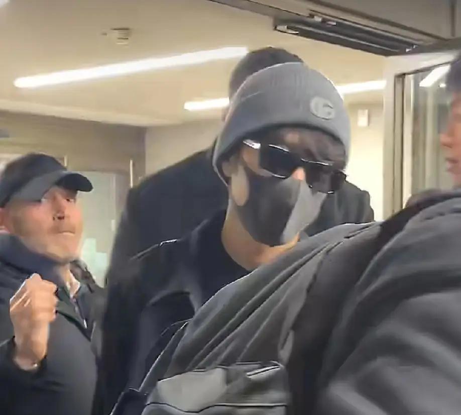 战今天状态也太绝了！镜头里整个人萌萌的，透着股嫩劲儿，看着特别小只。多亏旁边外国