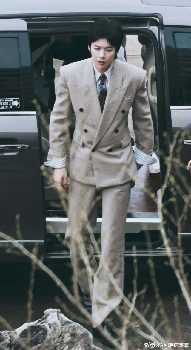 刘宇宁开推蛇塑开始推理吧 开推造型一出来我直接尖叫，就喜欢看刘宇宁穿西装，多穿爱