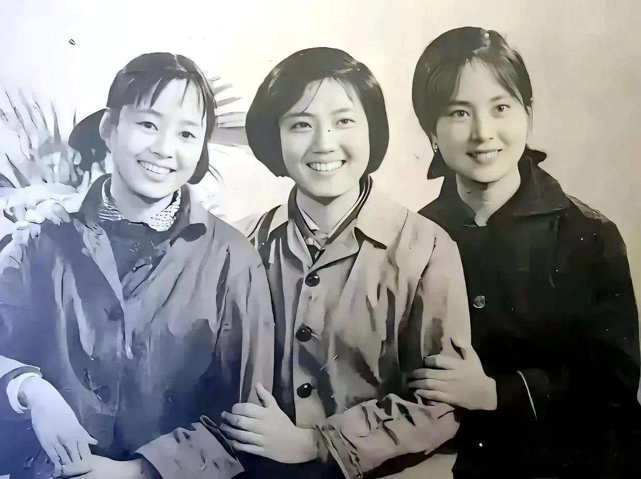 李秀明 张金玲 刘晓庆 张瑜 陈冲的三人组合照
三张合影时间 1974–1980