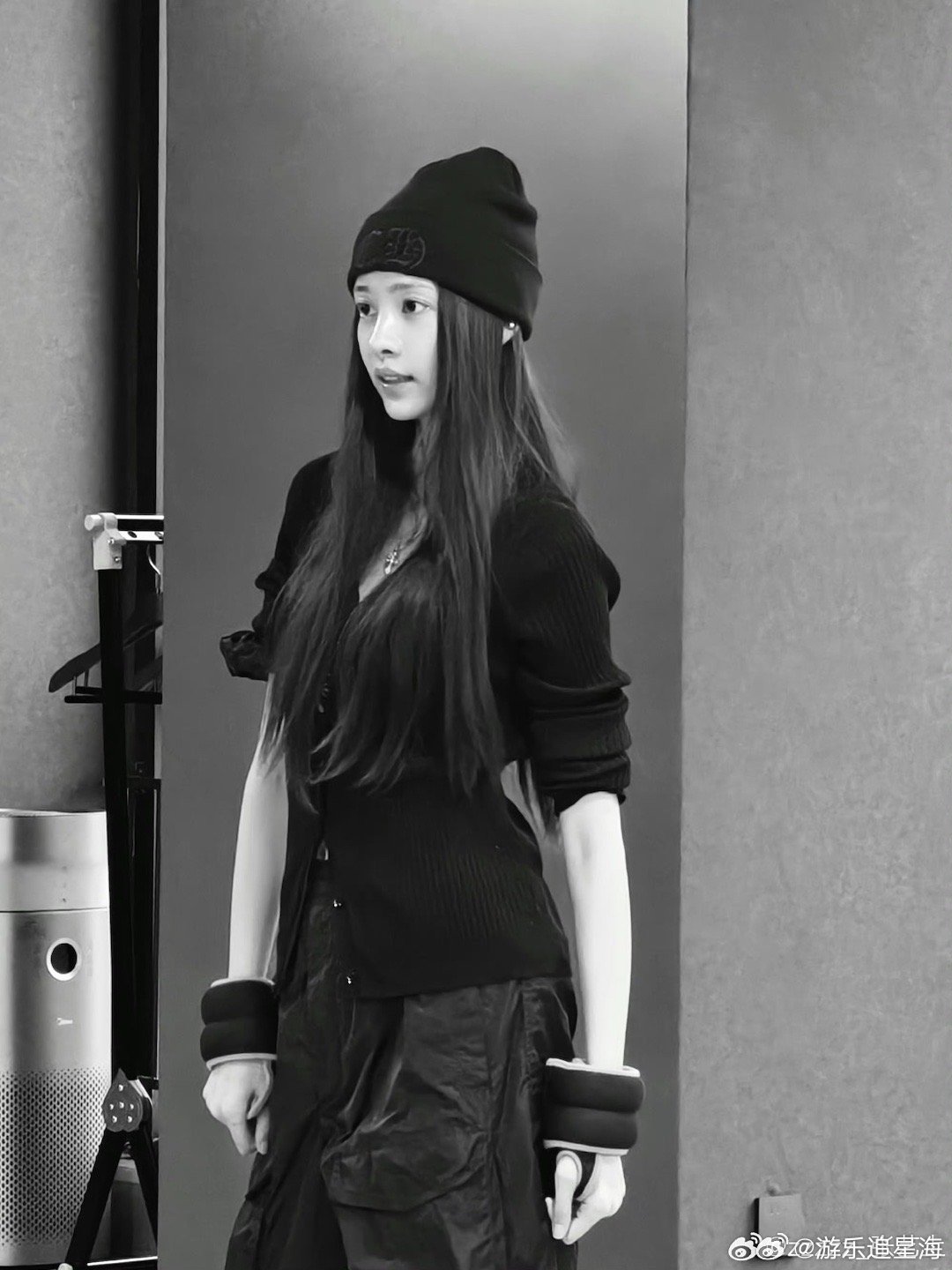 张艺上漂亮 浪姐初舞台被张艺上美到了！白裙黑长直的造型清冷又优雅，优越肩颈线太吸