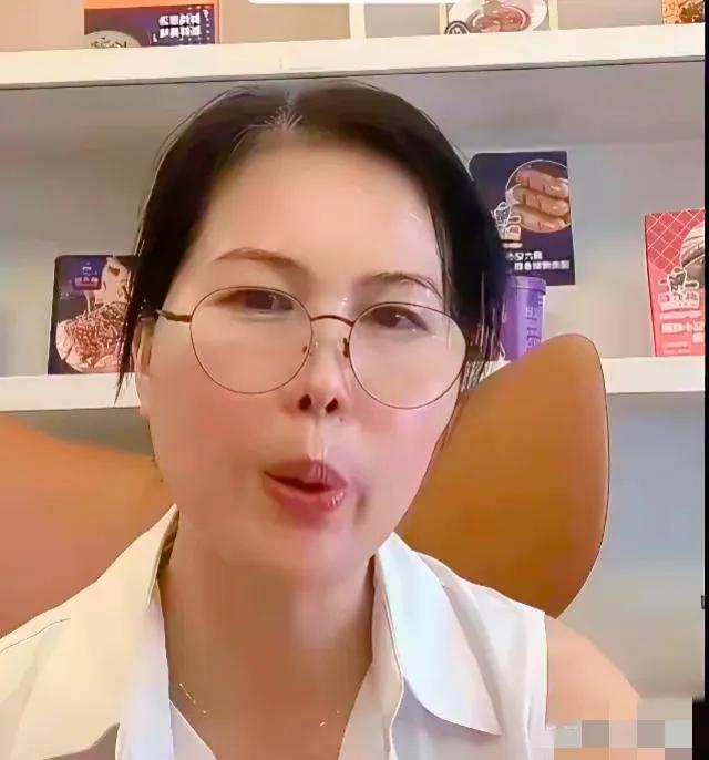 大s女儿玥儿的保姆真可笑，这样的一个保姆整天直播说主人家的事，为什么还有那么多人