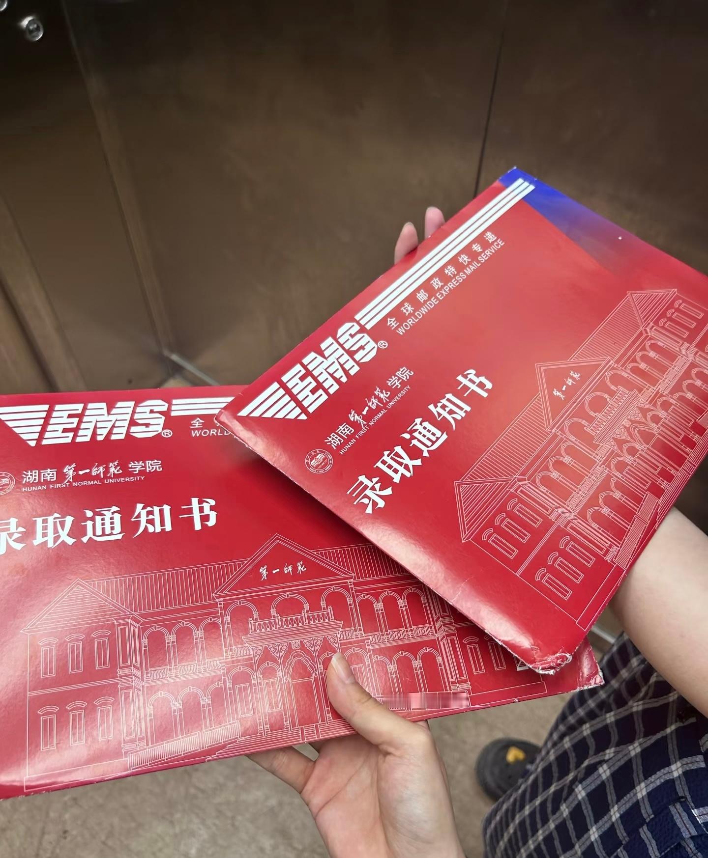 从开始拿到通知书得喜悦已经没有了 因为我开学了。  ​​​