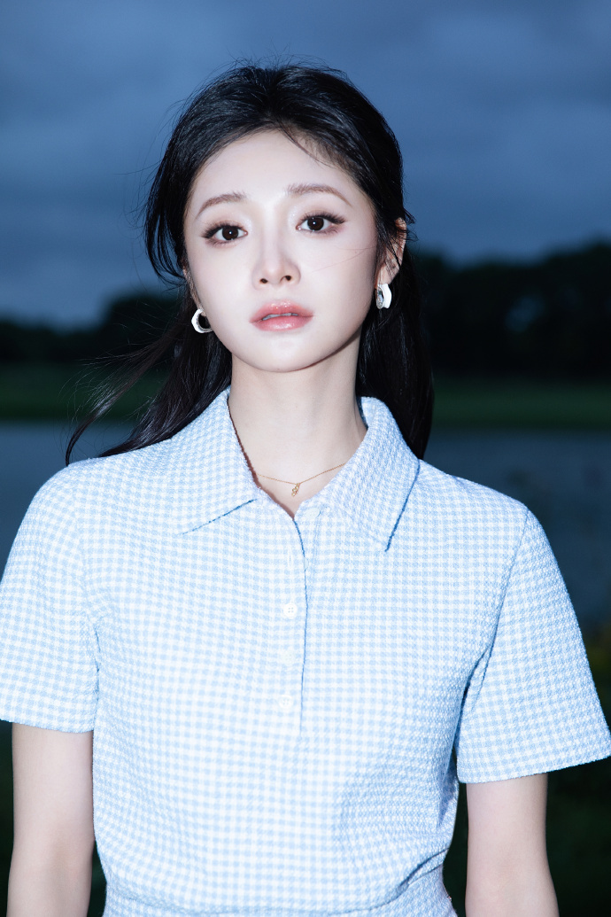 周洁琼好优越的侧脸 周洁琼好优越的侧脸，这颗头真的是好完美啊，美人在骨不在皮啊！