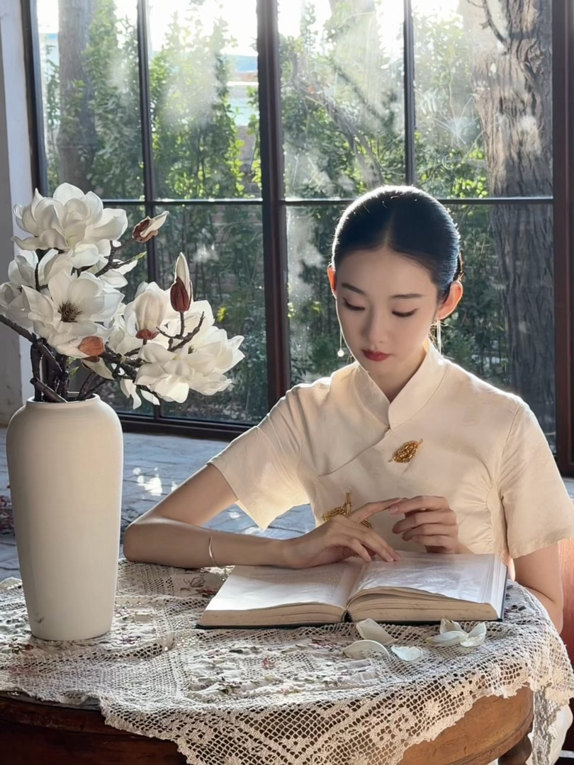 张艺凡民国美人 张艺凡和民国风的适配度直接拉满！白玉兰旗袍加身，清冷气质与古典韵