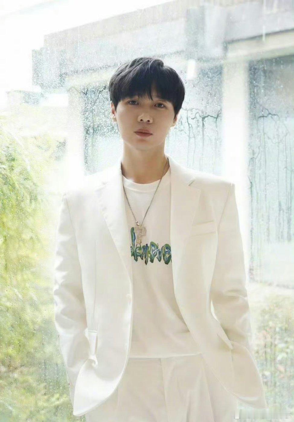 镜头外的左凌峰左凌峰镜头里外反差绝了！带病连轴四个节目，默默帮衬队友，又拼又暖真