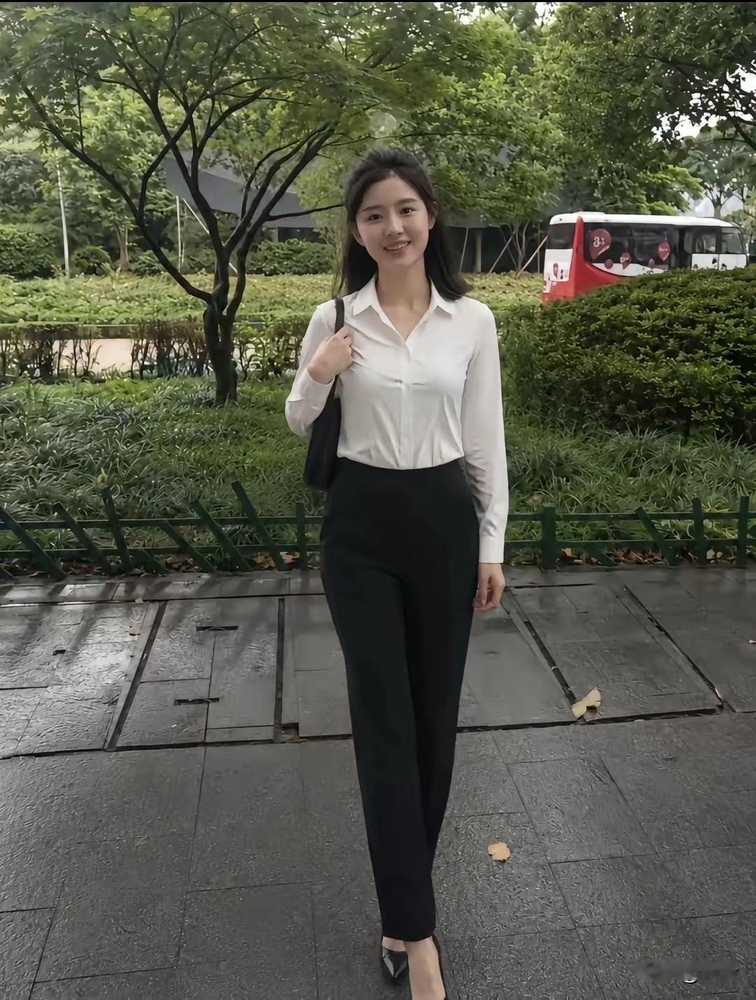 貌美如花艳，
公园亭亭站。
青春留倩影，
靓丽终生伴。