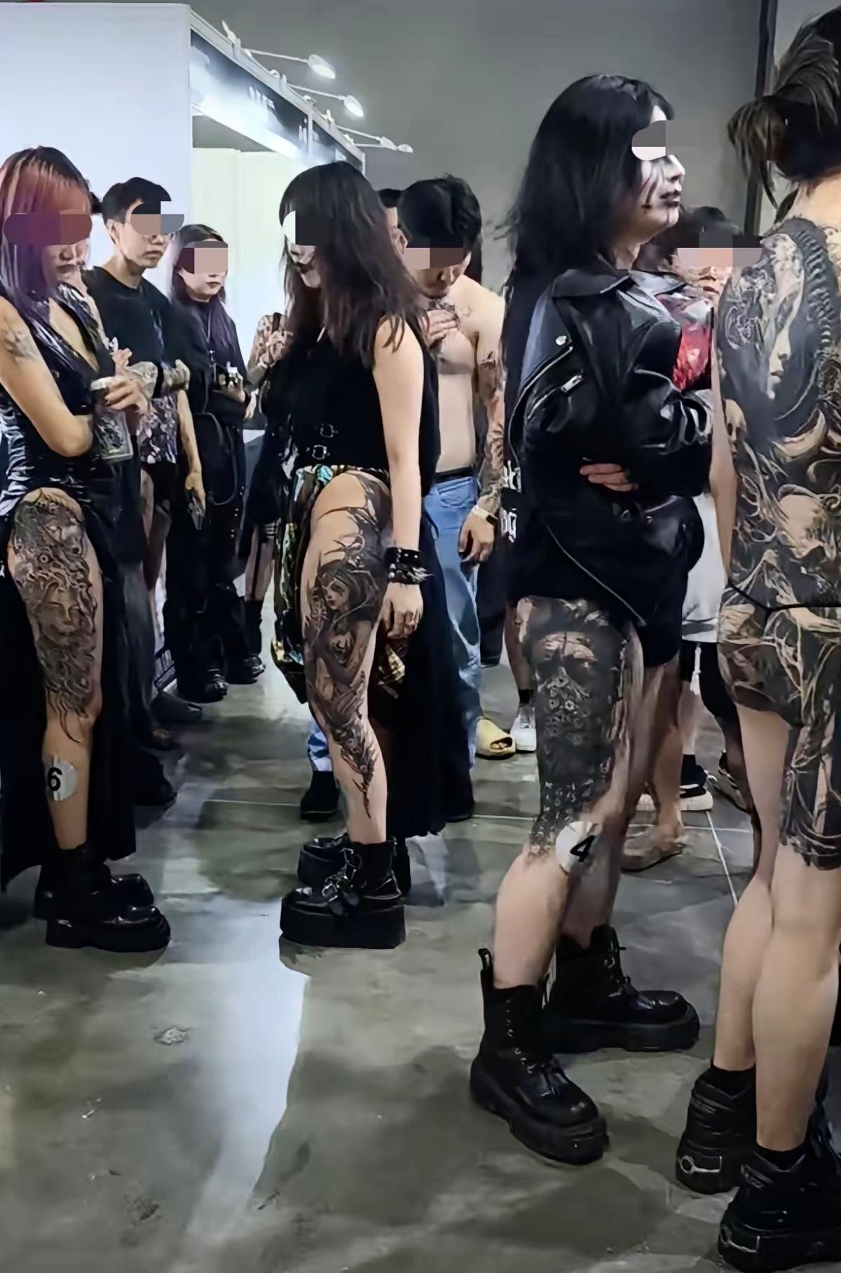 刷到广州纹身展的图，好多人吐槽“全身画满咋找工作，进厂都难”这偏见也太根深蒂固了