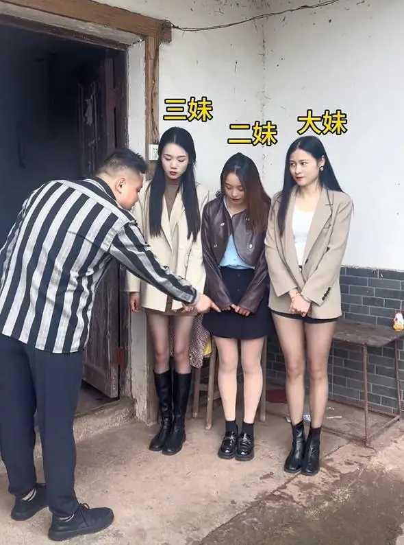 家有三女儿，大女儿都32岁了，小他也二十三四岁了。
个个都是肤白貌美大长腿，还是