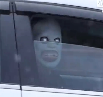 高速有人戴恐怖面具吓车 有事吗？还是在高速行驶中赶紧出处理后续 ​​​