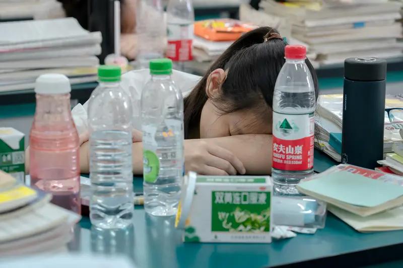 高考期间孩子正确的午睡方法
   你知道吗？在高考期间，如果孩子能正进行午睡的话