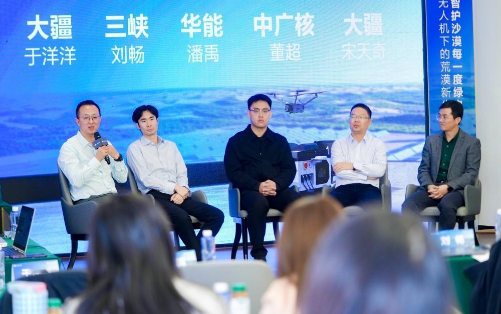 【无人机助力“沙漠变绿洲” 智慧运维守护“光伏长城”】在内蒙古库布其沙漠鄂尔多斯