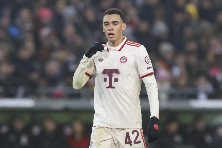 穆西亚拉在因重伤休养半年后，已于本周二恢复部分球队合练，并计划在2026年1月正