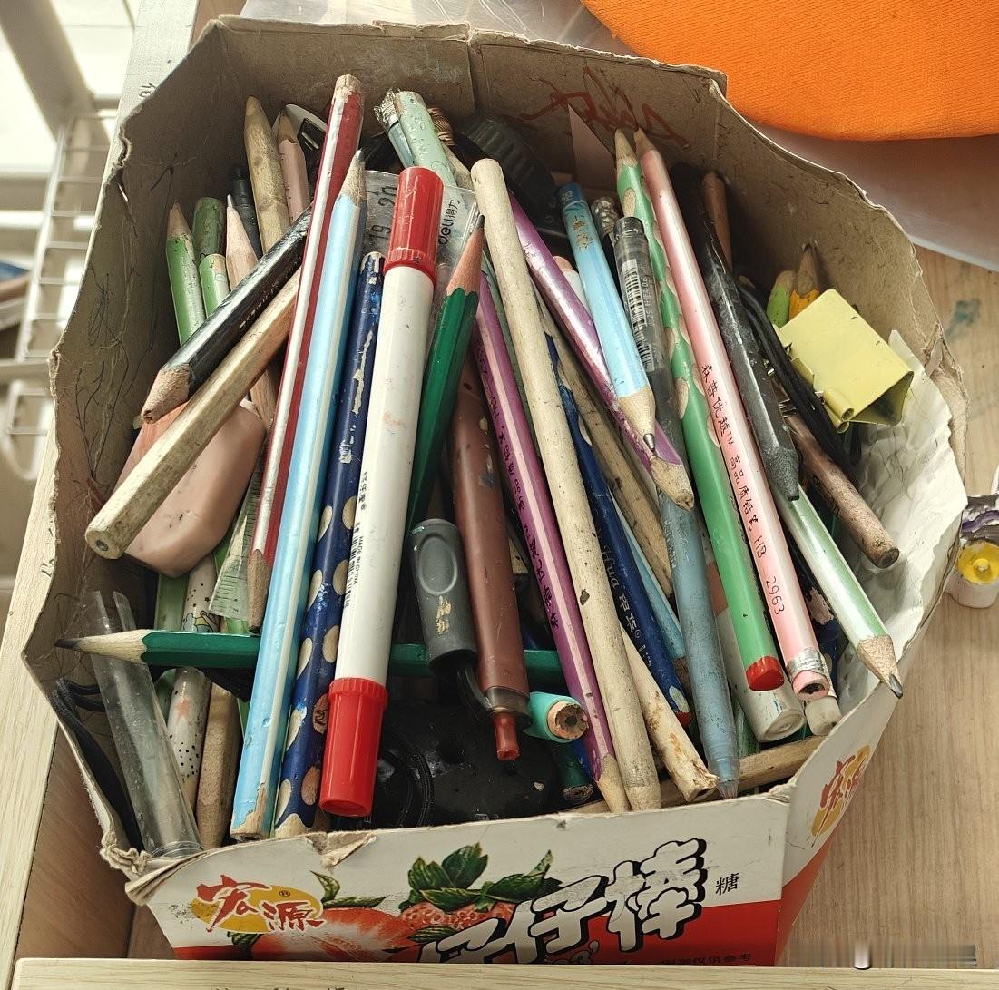 终于知道为啥孩子的笔一天一支不够用了！早上带了三五只，放学回来就剩一两只了[捂脸