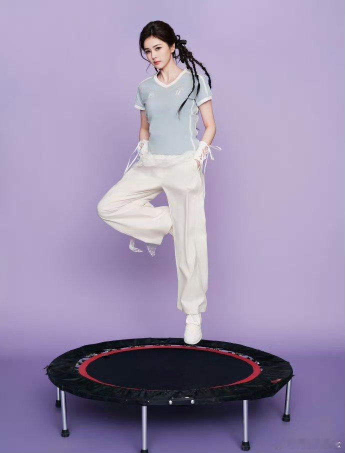 白鹿元气运动少女元气小鹿白鹿上线！运动风造型自带朝气，每一幕都青春感爆棚，干净治