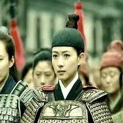 1561年，戚继光在外偷偷纳了三位小妾，彼时已生下两个儿子，妻子王氏得知后，抄起