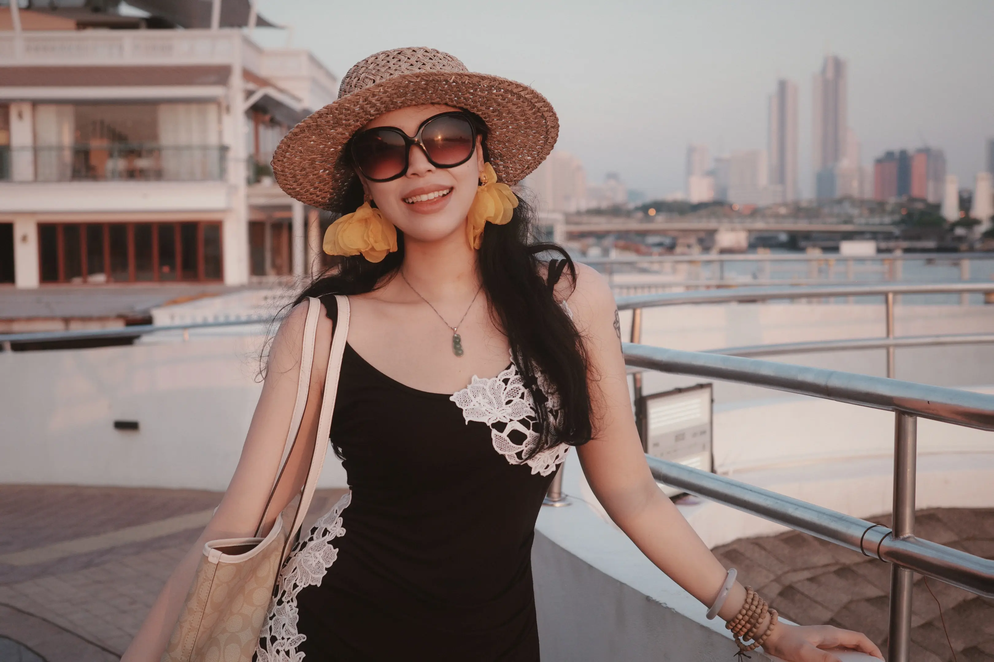 一切的爱恨都在自寻烦恼。