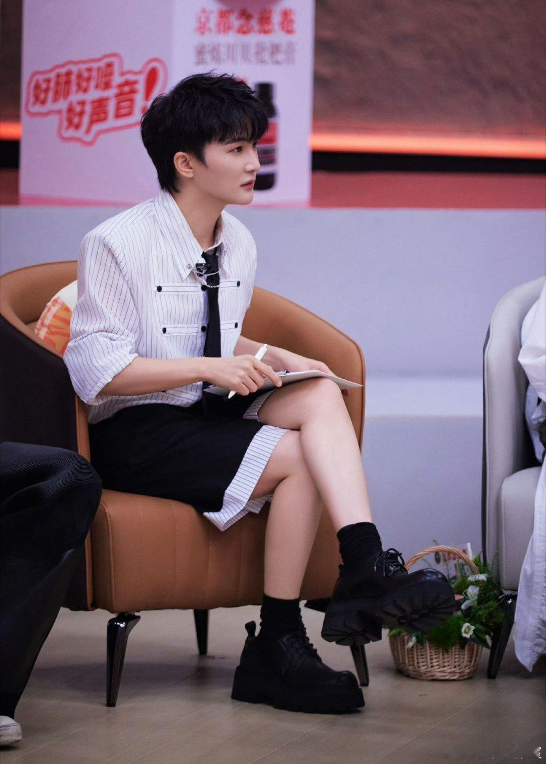 周深是长在梗田上了吗 周深《音乐缘计划2》冷笑话暴击薛之谦，连续四个梗让对方“气