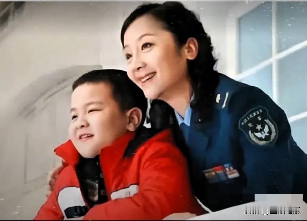 唐静是位温柔贤惠的女人，她是王新军的前妻，两人离异后独自承担照顾和抚养儿子，她把