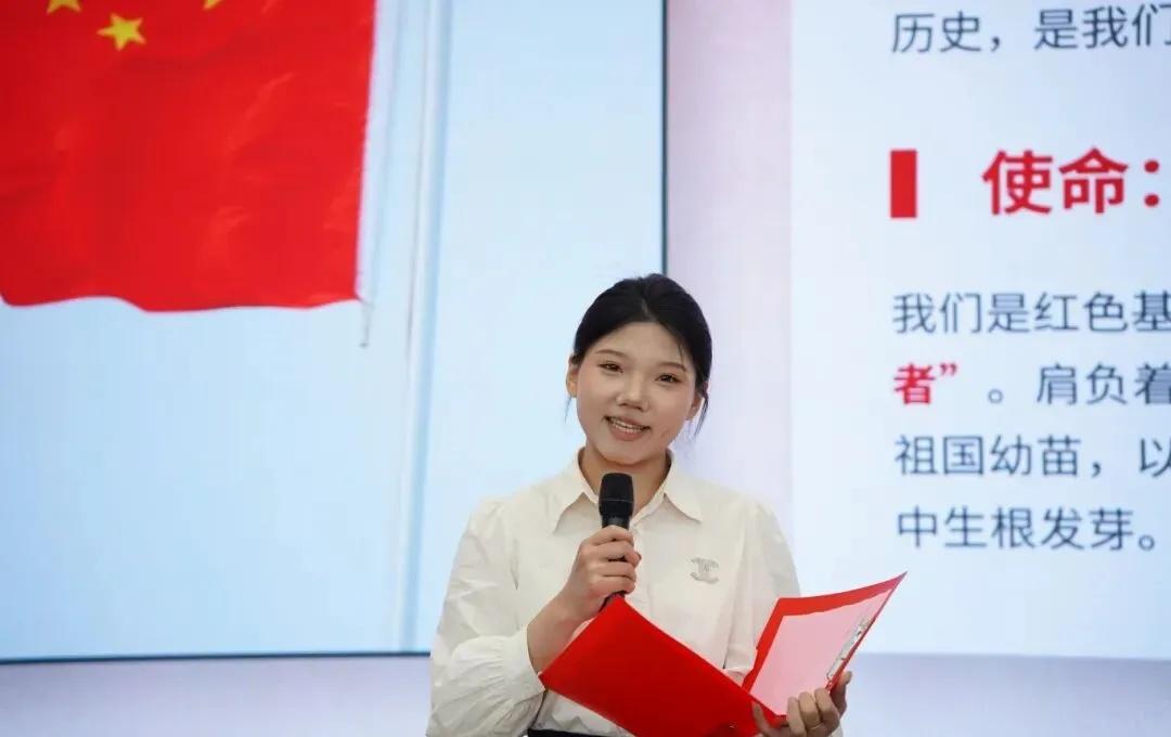 五分钟藏着多少暖意？这是社区的答案
五分钟，能攒下多少社区里的暖意？是志愿者俯身