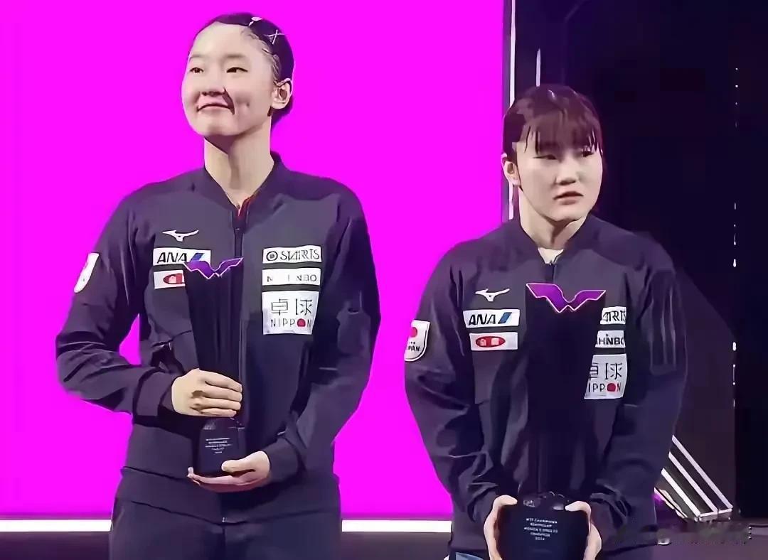 这丫头，大格局！捧个亚军奖杯🏆，笑得比冠军还灿烂！[泪奔][泪奔][泪奔]