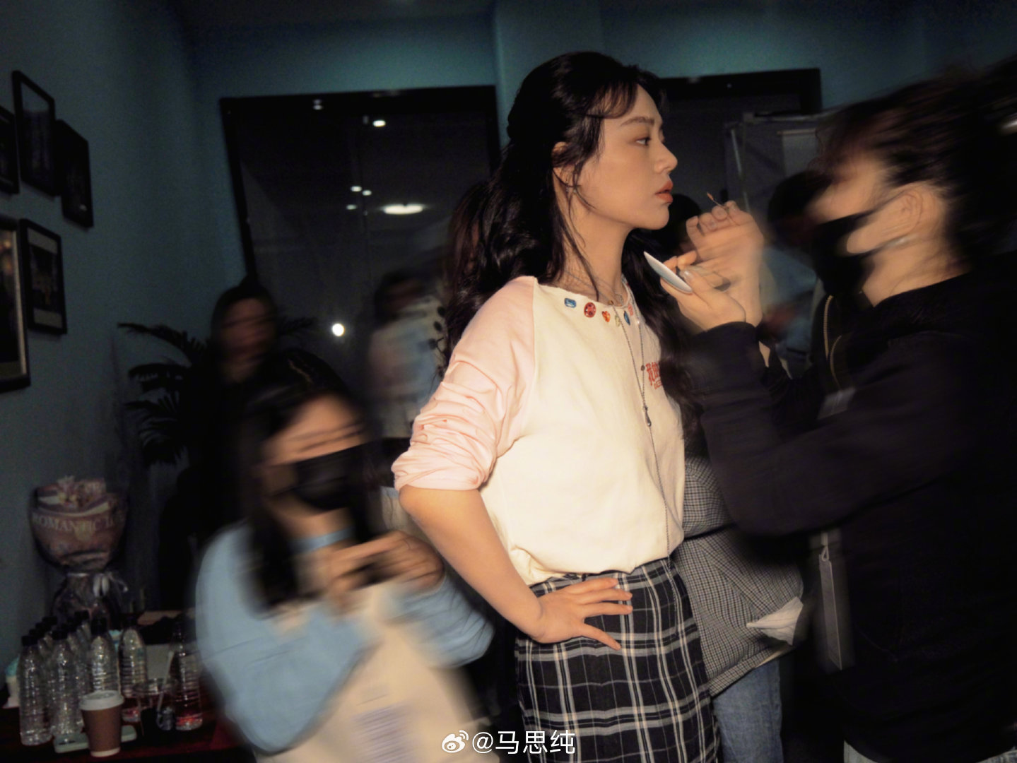 马思纯红玫瑰随拍 马思纯红玫瑰随拍来啦！好美的 ，希望我们每个人都能拥有炽热的爱