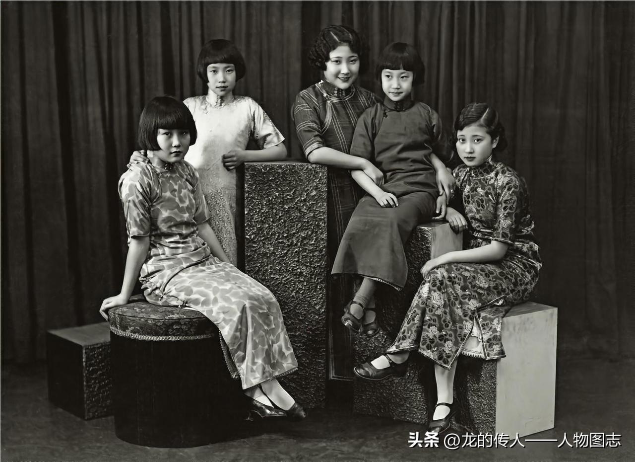 蒋英（右一）与大姐蒋昭（中）、二姐蒋雍（左一）、四妹蒋华（左二）、五妹蒋和（右二