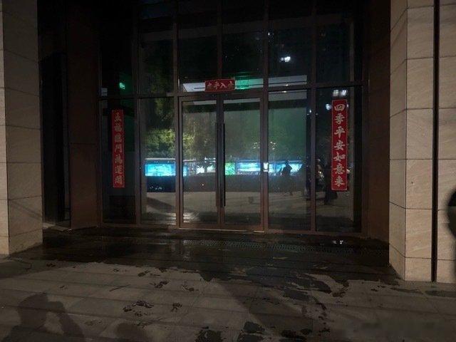 橹穆粉丝深夜主动带人打扫，现在已经清扫完了时代峰峻 豆汁
