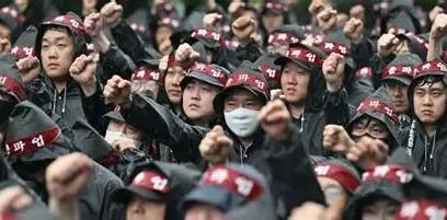 存储芯片火上浇油了。有人说三星要罢工了，但今天股价依然大涨近8%。为什么？
三星