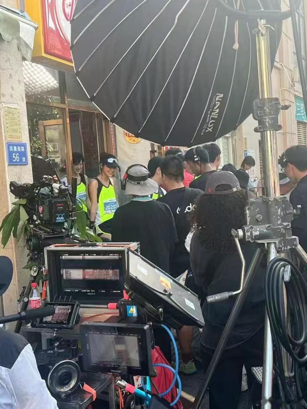 #辛芷蕾姚安娜新剧路透# 辛芷蕾姚安娜新剧在厦门路透有～姚安娜白的发光啊.[羞嗒