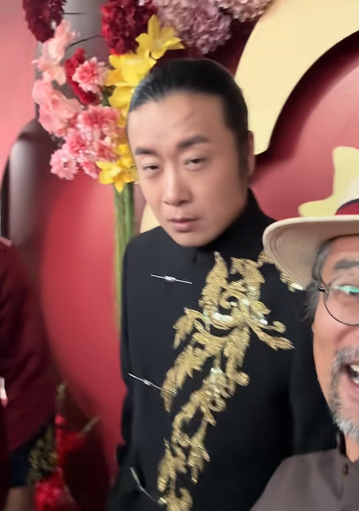 山东日照43岁网红“阿拉丁狗蛋”正式结婚，农村举办婚礼朴素贴地，一众新郎颜值不敢