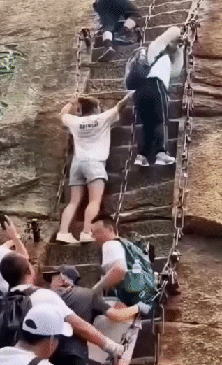 陕西华山云梯，又一次把人吓出一身冷汗。

2023年7月12日那段视频我反复看了