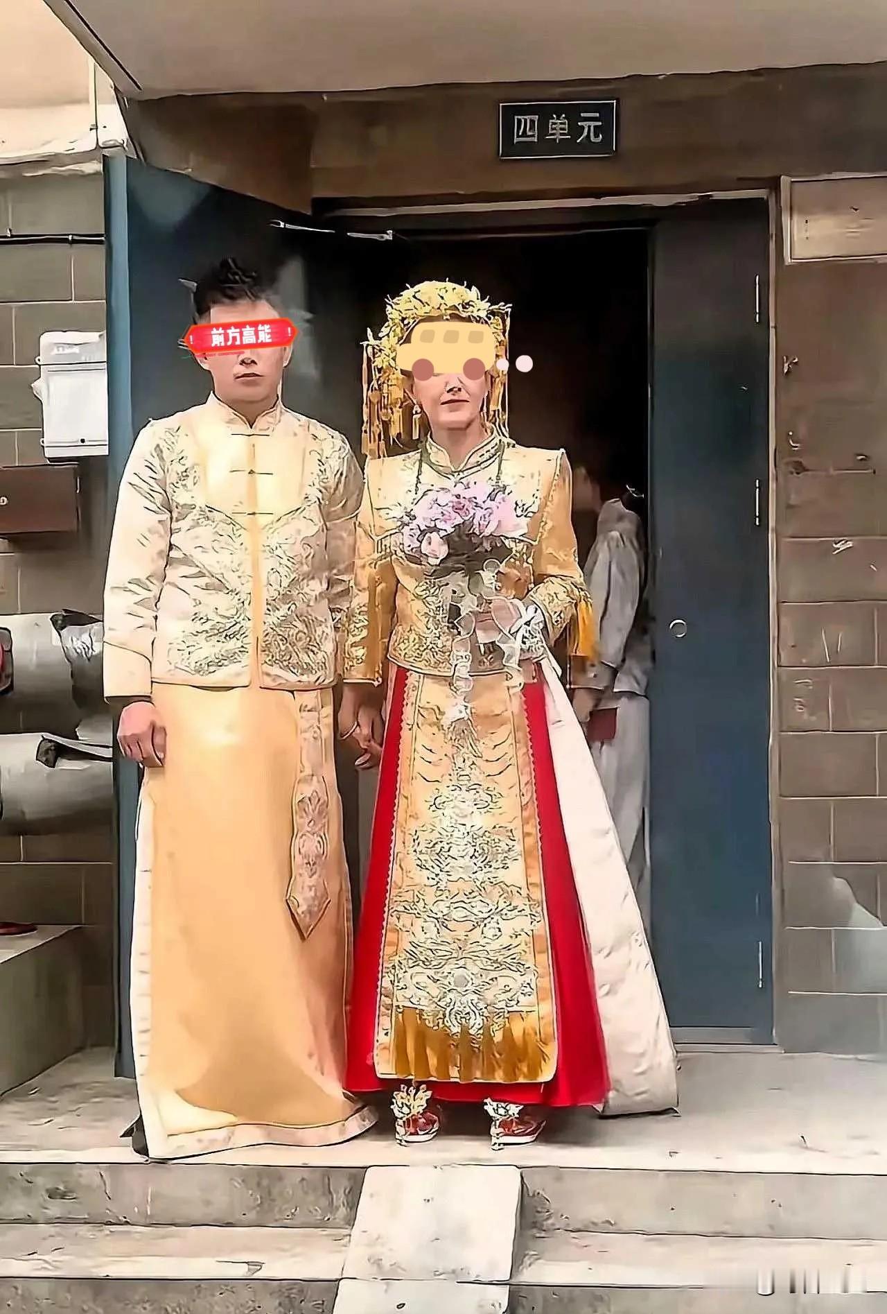 近日，网友发的一个婚礼视频在网上火了。新郎是个很精神的小伙子，新娘远看还行，镜头