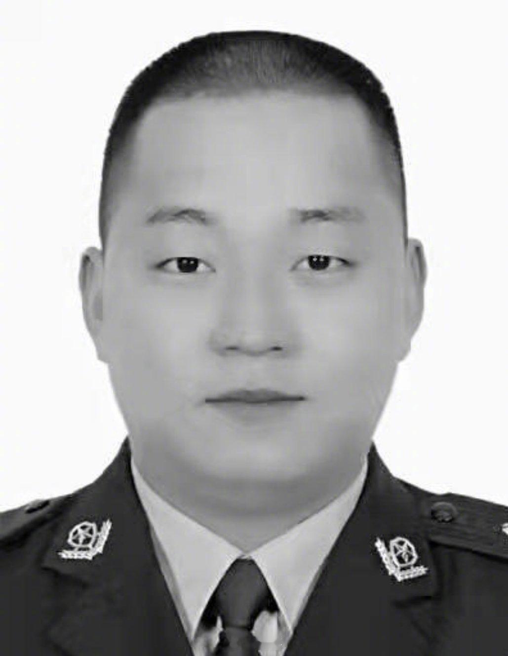 禁毒英雄杜宇华，在押解犯罪嫌疑人指认现场的过程中，不幸被犯罪嫌疑人开枪击中腹部，