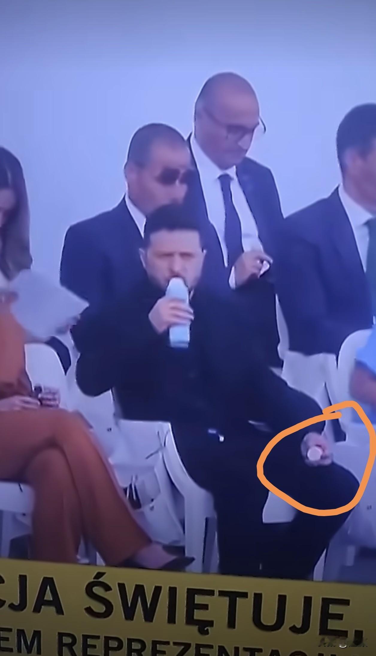 完了，乌克兰加入欧盟没戏了……泽连斯基在法国阅兵观礼台上把塑料瓶盖给拧下来了。