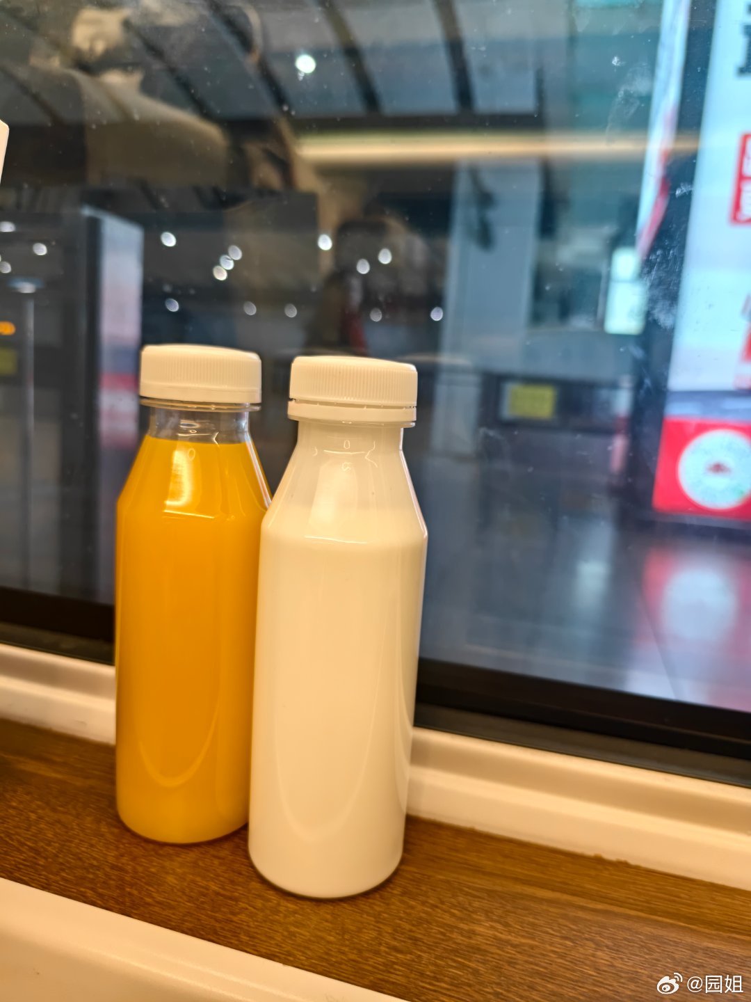 早起的人真不带脑子，进高铁站刷了半天身份证也不开门。定睛一看我拿着房卡刷半天。