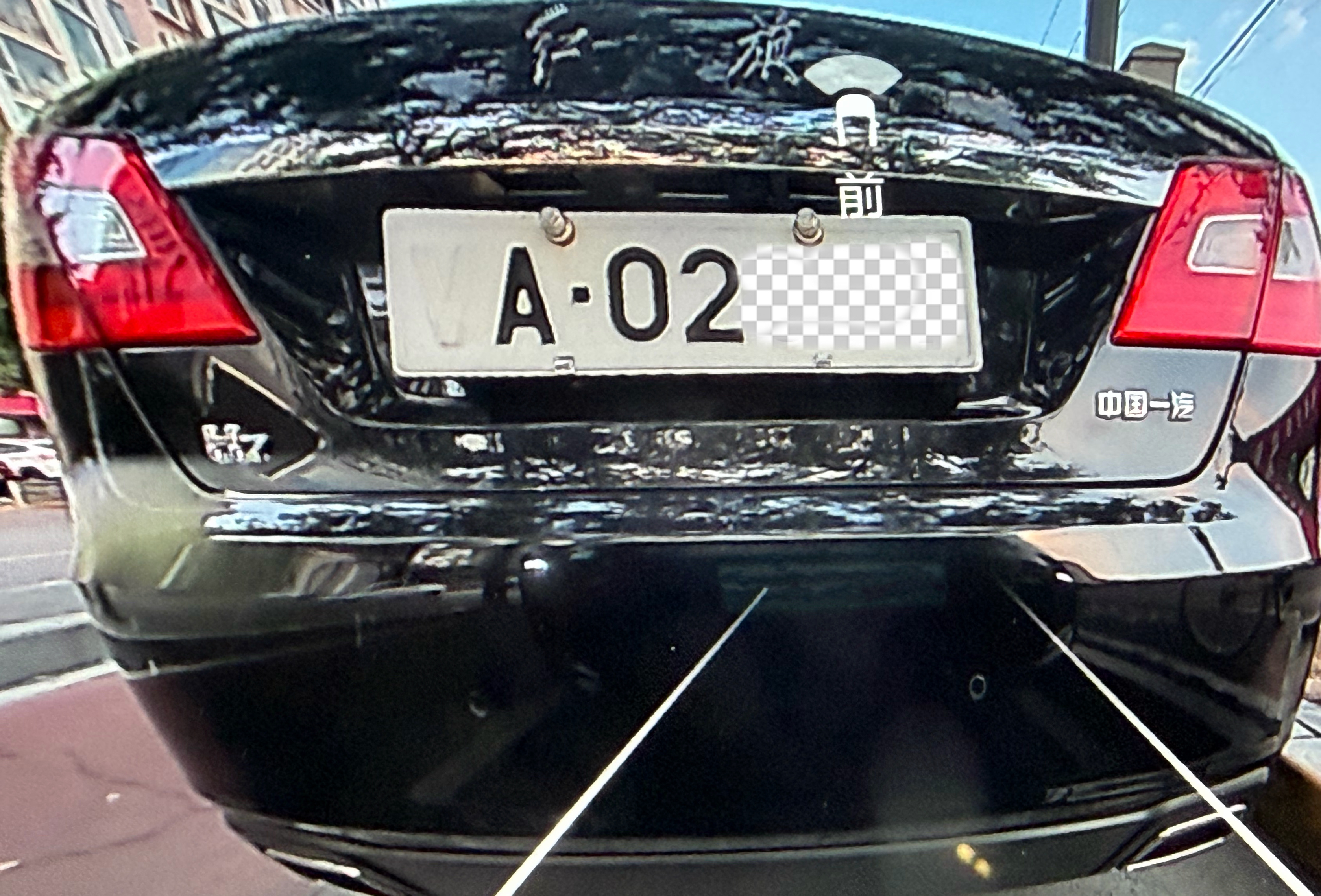 家楼下理完发，前面挡一车，刚想看看师傅在不在车里，在的话帮我也看着点挪出来….蹭