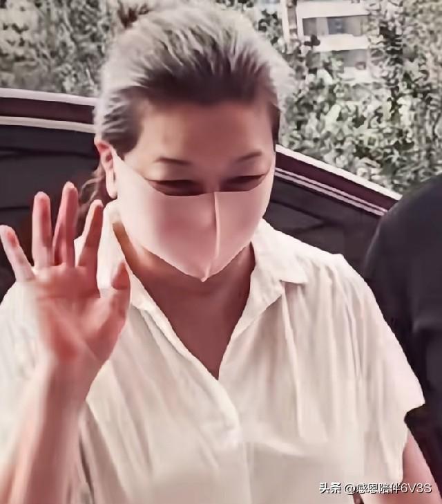 最近瞧见江珊的照片，着实感觉她衰老得挺快，也不知是不是太过操劳所致。但转念一想，