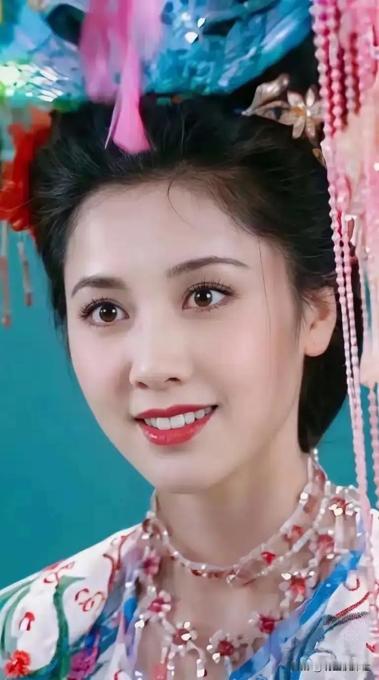小时候只顾看孙悟空，长大才看懂国王的一眼深情。真正的骨相美人，浓妆淡抹总相宜，一