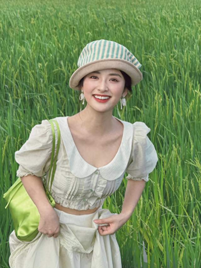 沈月晒国庆假期九宫格，田园奔跑盯着湖边放空，白鹅气球抢镜