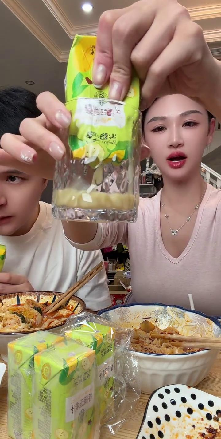 这个是苹果汁，他们家出的香蕉玉米汁。香蕉和玉米的结合是稠的，稍微有点小稠，里面还