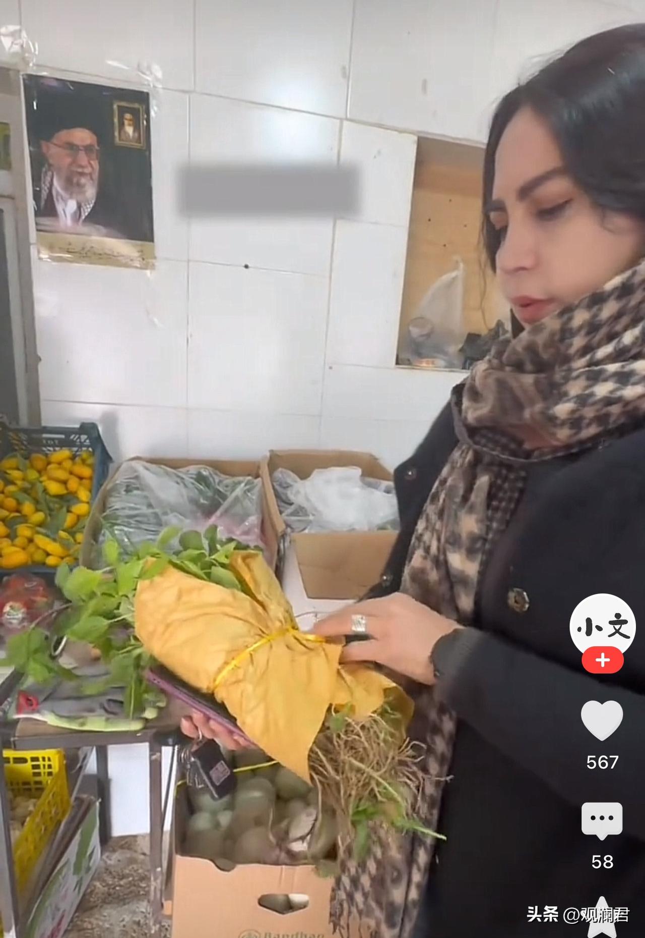 伊朗农村的物价
亮亮所在的农村，商铺的货架上摆着商品，还有各种绿色蔬菜以及各种水