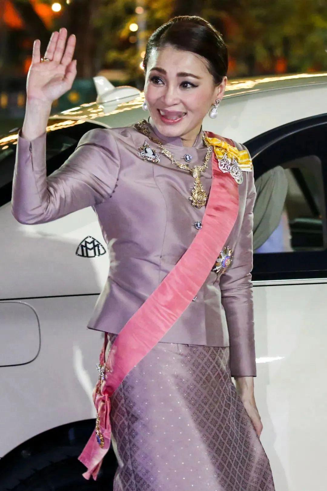 苏提达王后以睿智与沉稳，在泰国王室中赢得独特地位。她深谙身份之责，言行举止皆恪守