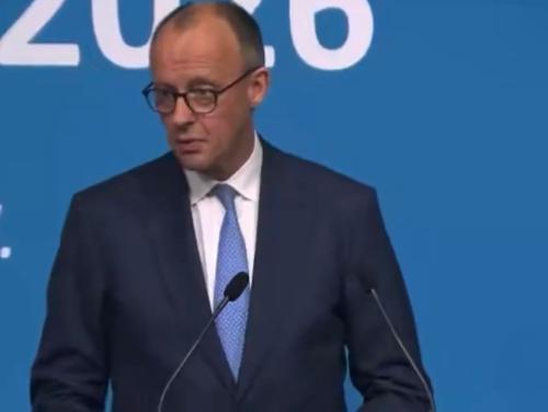 德国总理默茨今天在接受采访时说：“美国有3亿人口，而世界人口有80亿。77亿人不