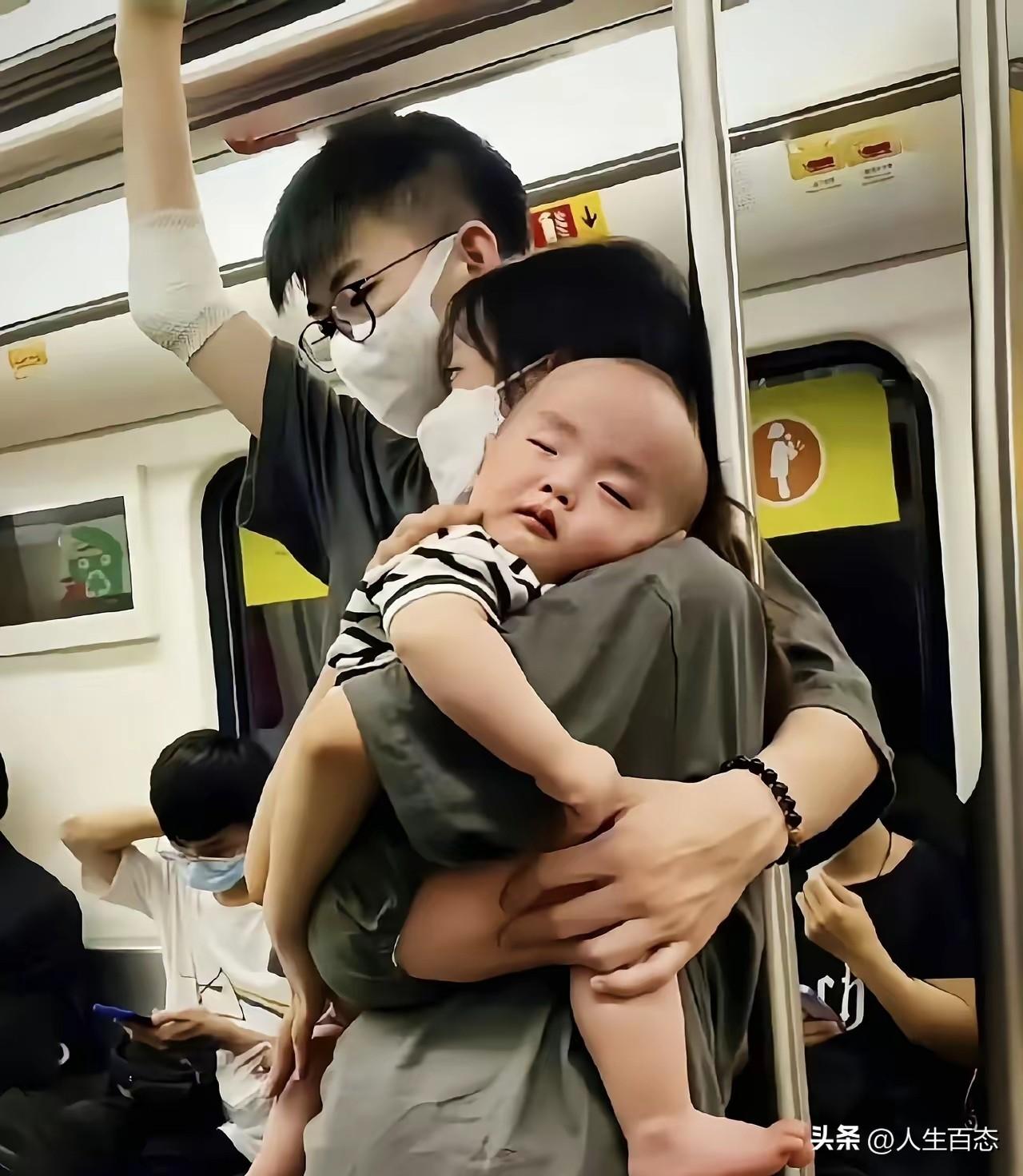 车上年轻人无人让座，70岁奶奶颤巍巍起身：“能帮就帮帮，做人要心善！”

“看得