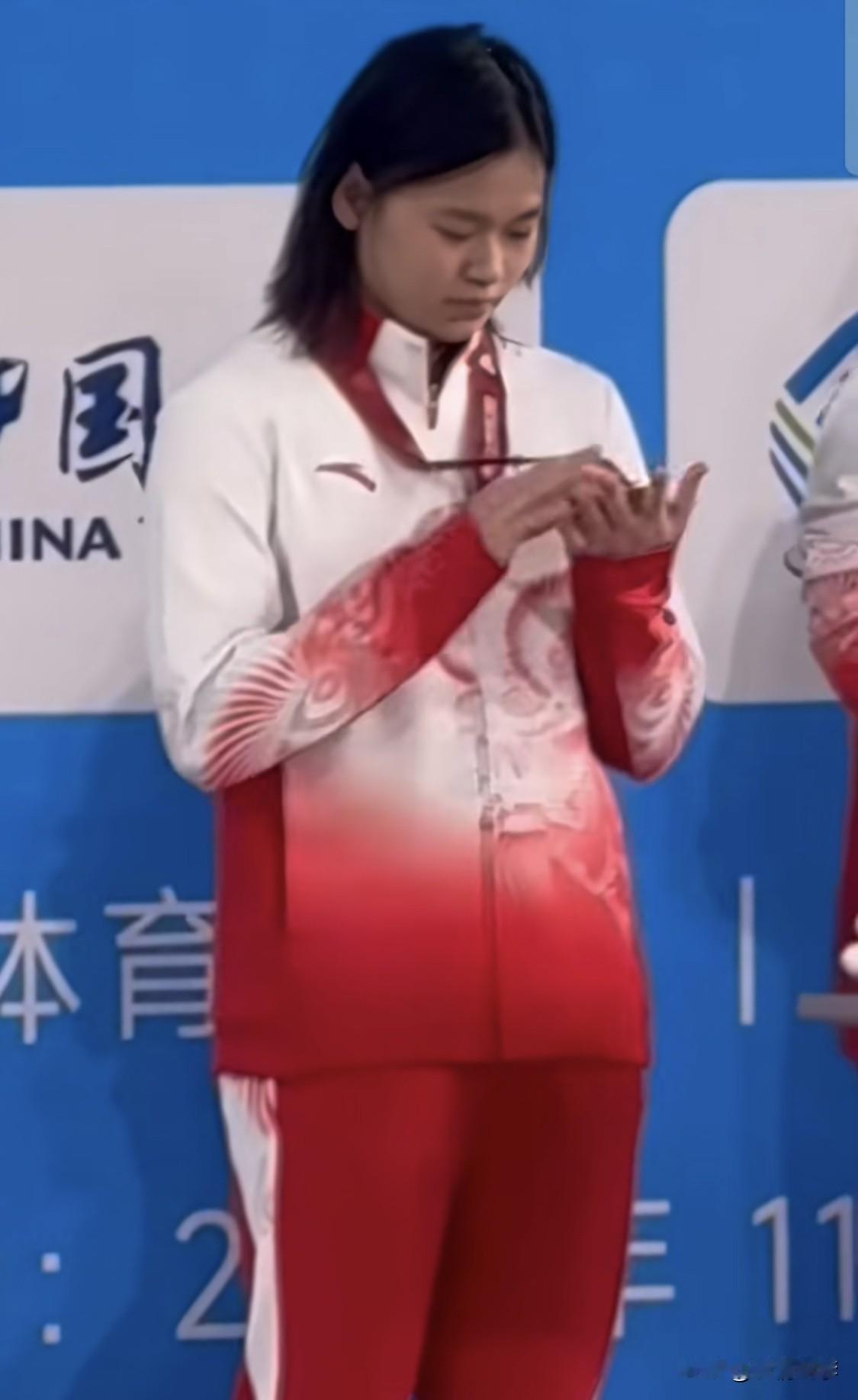 看到全红婵抚摸金牌的这个画面，说真的我都要心疼死了！

183天，多少人在质疑她