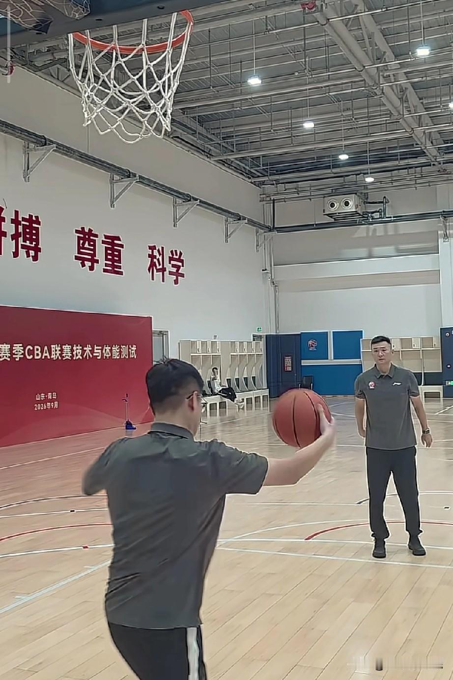 这个太厉害了，连续罚中137次罚球，就是基本功的事。

4次亚锦赛冠军，2次亚锦