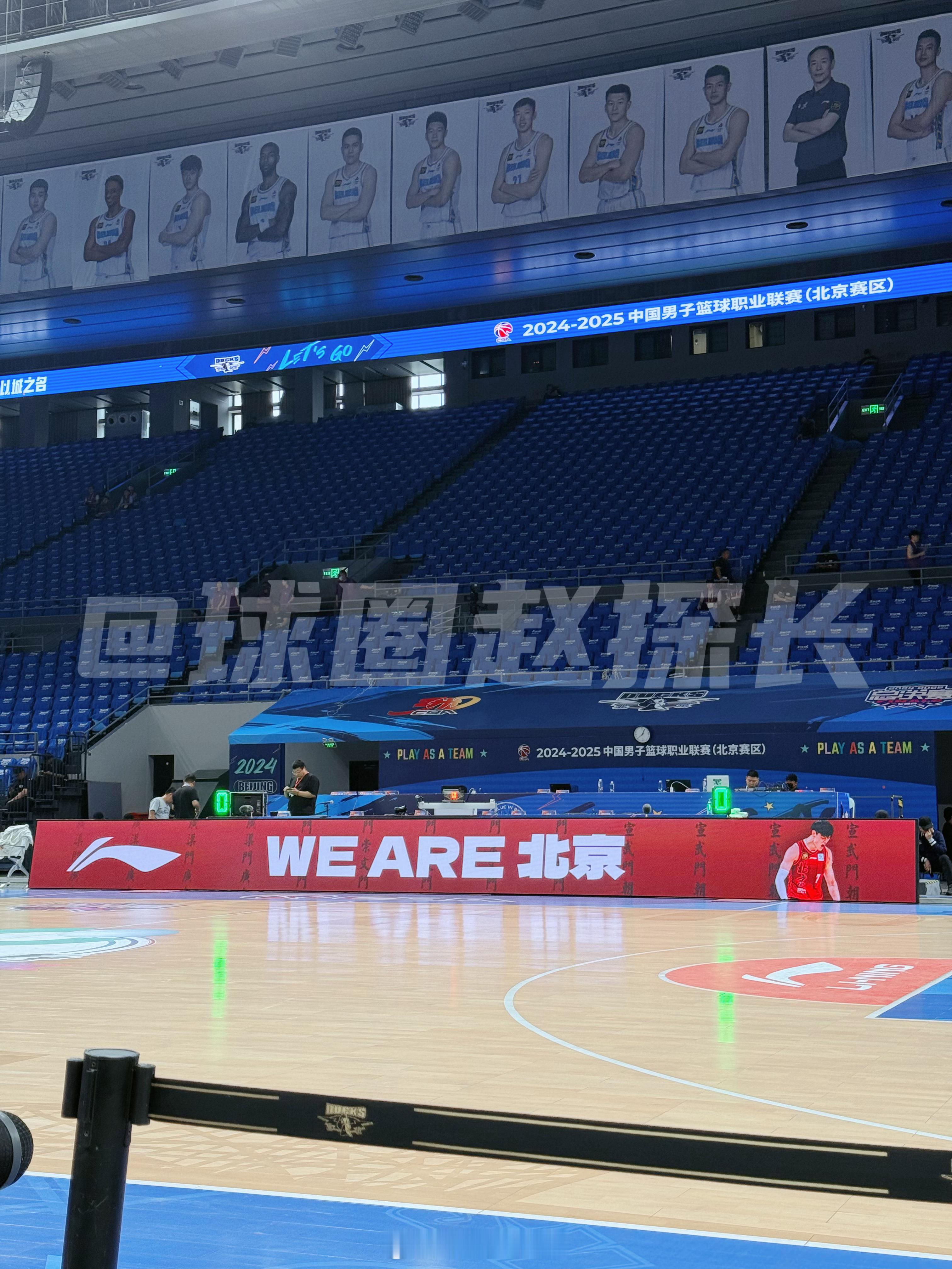 今天的广告牌是“WE ARE 北京”北京男篮vs广厦男篮cba总决赛 ​​​